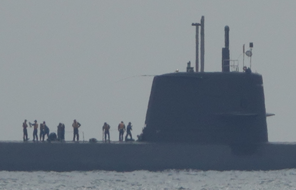 竹富島との間に大きなクジラ? いや潜水艦でした